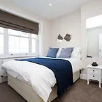 Modern And Spacious Apartment In South Kensington