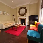 Modern And Spacious Apartment In South Kensington