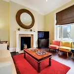 Modern And Spacious Apartment In South Kensington
