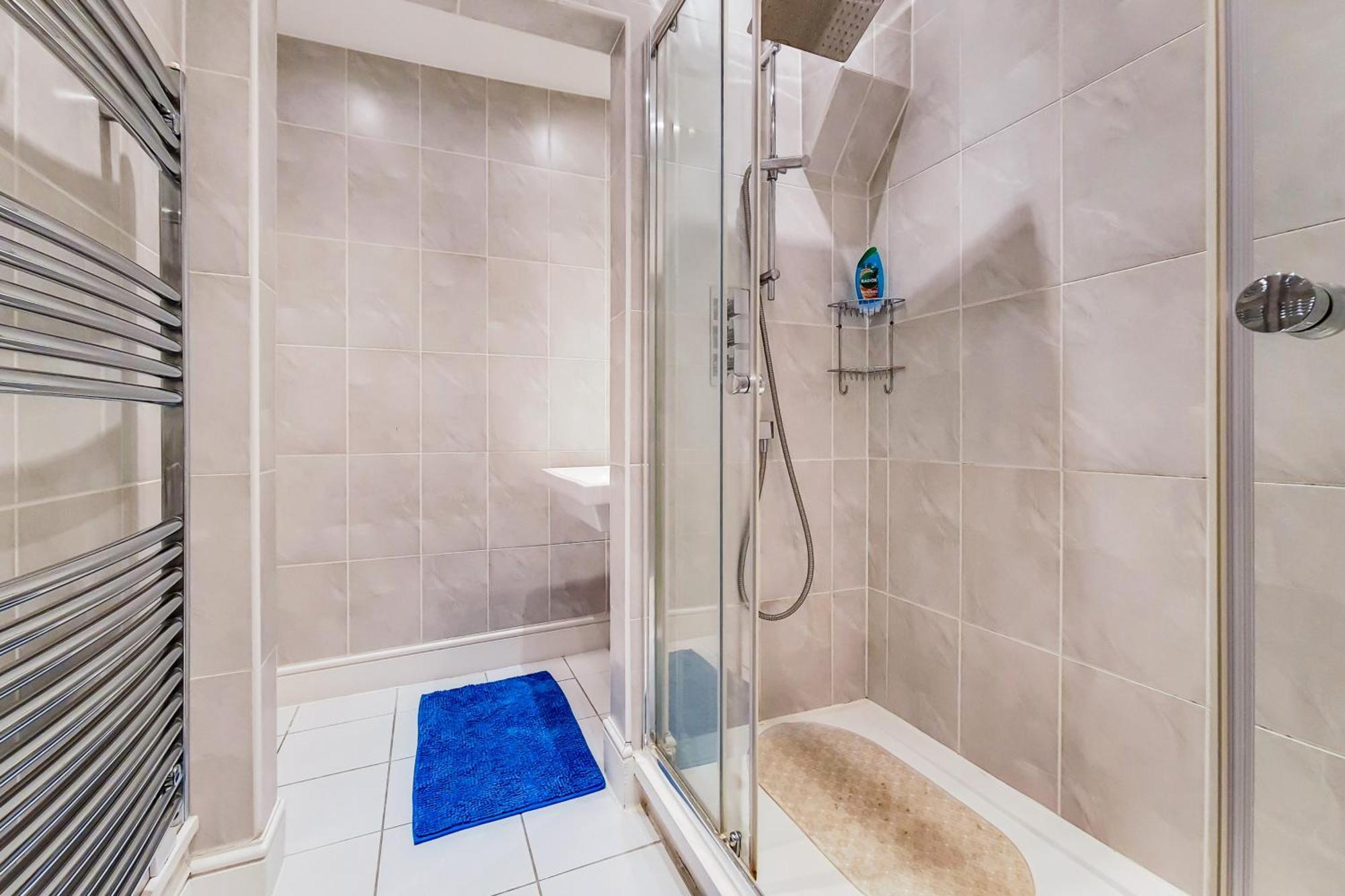 Modern And Spacious In South Kensington Londra